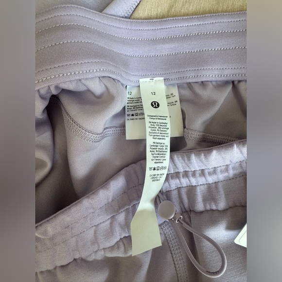 NWT Lululemon Softstreme High-Rise Pant Short in Lilac Ether, size 12 - Picture 2 of 6